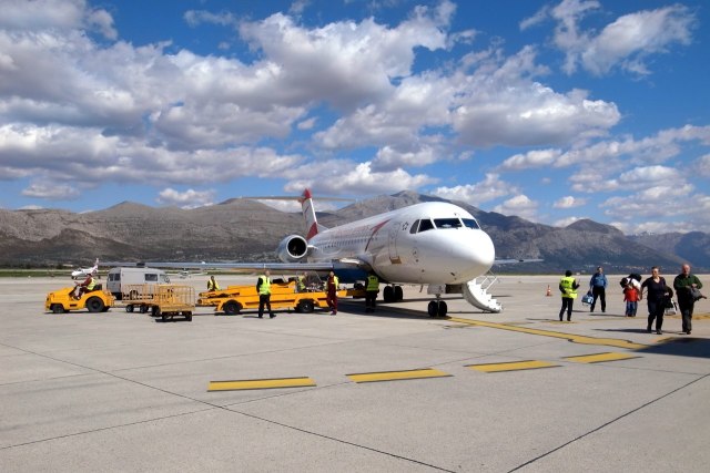 Een vliegtuig dat aangekomen is op de luchthaven van Dubrovnik 